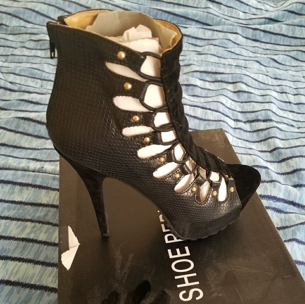 Strappy, stretchy black